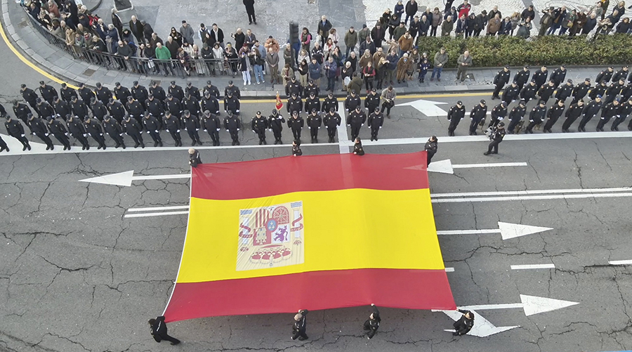 Traslado de la Bandera por vía pública por ocho agentes de Policía Nacional